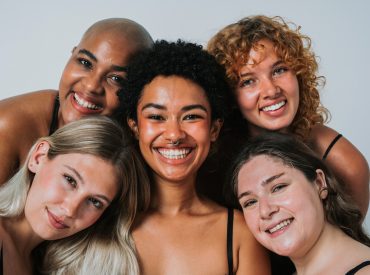 Beautiful diverse women wearing lingerie posing for body positiv Psicólogo autoestima Málaga
